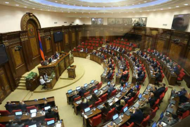 Ermənistan parlamentində qovğa