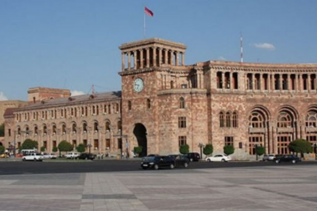 Ermənistan borc içində batır