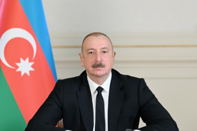 İlham Əliyev paraqvaylı həmkarını təbrik etdi