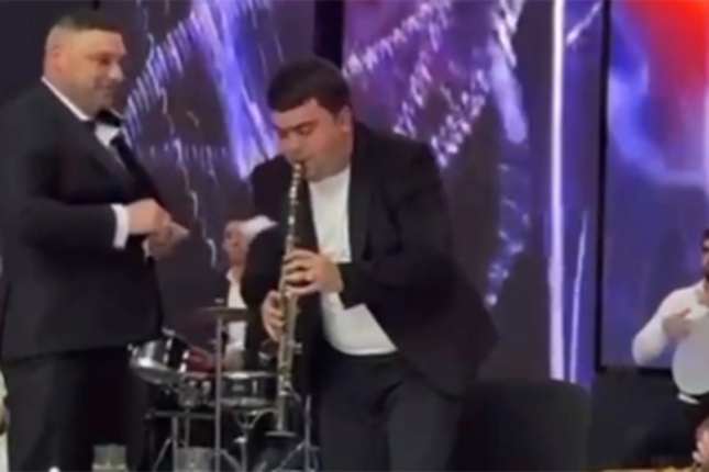 Mahir toyunda pul səpələdi – VİDEO