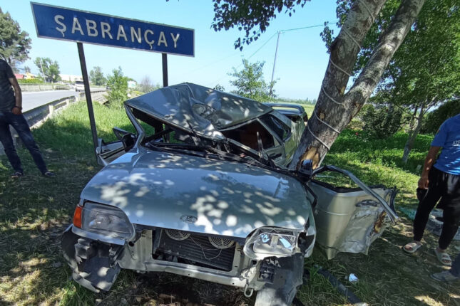 Şabranda avtomobil ağaca çırpıldı-2 qardaş öldü