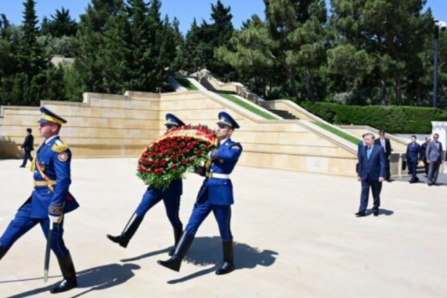 To Lam Şəhidlər xiyabanını ziyarət etdi-FOTO