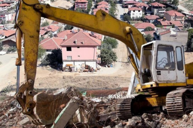 Bakıda söküntü zamanı insident: Şirkətin ekskavatoru yandırıldı – Həbs edilən var