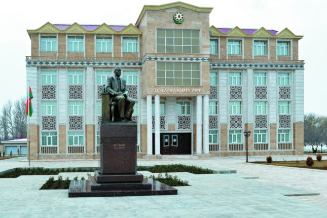Babək İcra Hakimiyyəti 530 minə 6 maşın alır