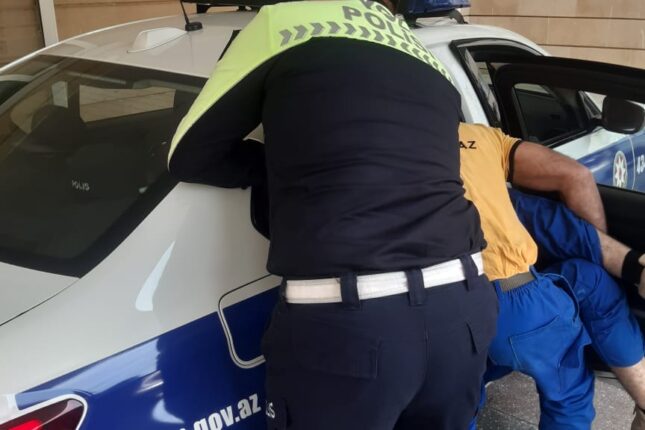 Yol polisi vətəndaşı son anda xilas etdi – FOTOLAR