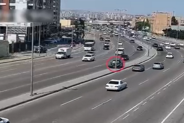 Başı telefona qarışan sürücülər qəza törətdilər – VİDEO