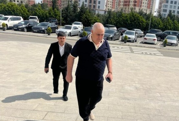 “Hamı düşünür ki, İsfəndiyar Axundov xeyriyyə işi ilə məşğuldur” – MƏHKƏMƏ (Video)