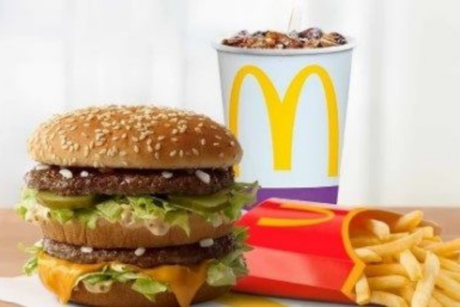 Müştərilər McDonald’s-ı topa tutdu – “Ətdə iy var, içkidə tük, fri isə duzsuz”