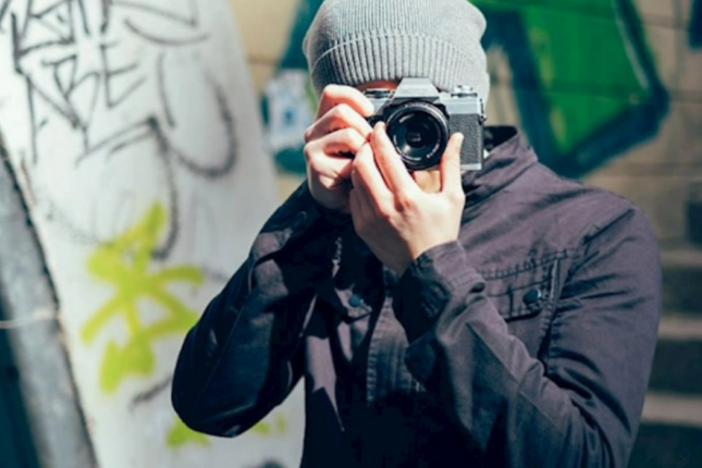 İcazəsiz foto çəkən “küçə fotoqrafları” – Hüquqşünasdan xəbərdarlıq