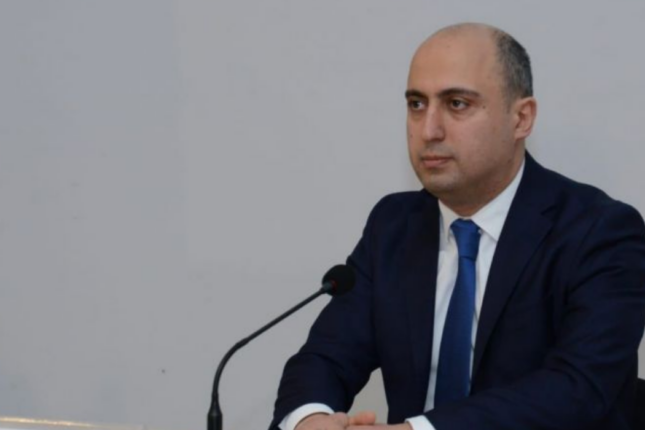 Keçmiş şöbə müdiri nazirliyi “yıxıb sürüdü”
