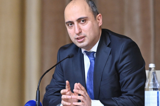 Kimya müəllimlərindən Emin Əmrullayevə  etiraz – FOTO