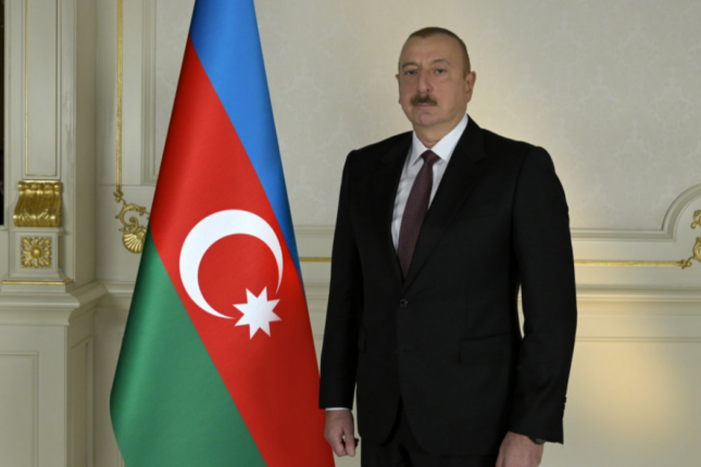 İlham Əliyev Yevlaxda Heydər Əliyevin abidəsini ziyarət edib