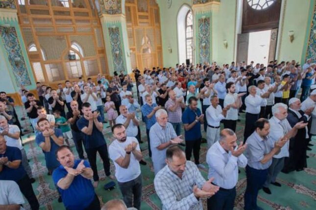 Azərbaycanda məscidlərdə bayram namazı QILINDI