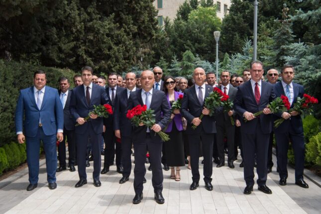 Zaur Mikayılov və kollektivi Fəxri xiyabanı ziyarət etdi – Fotolar