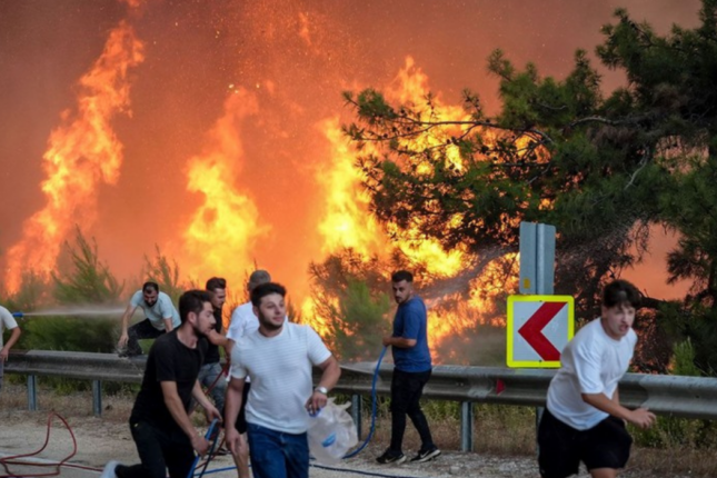 Türkiyədə meşə yanğını səbəbindən 2 minə yaxın insan təxliyə edildi