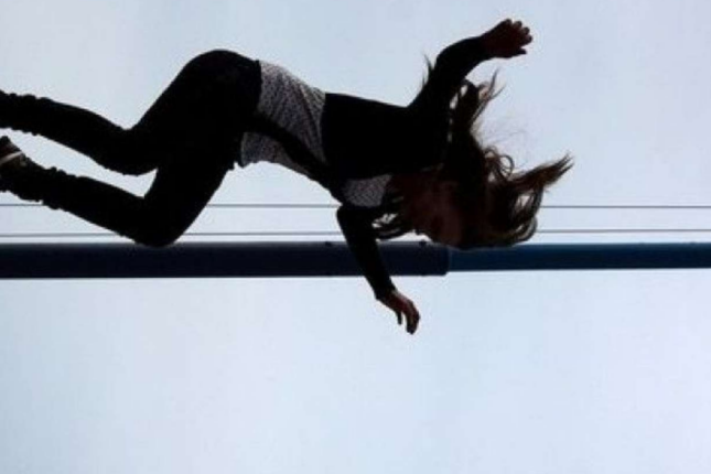 18 yaşlı qız 4-cü mərtəbədən yıxıldı