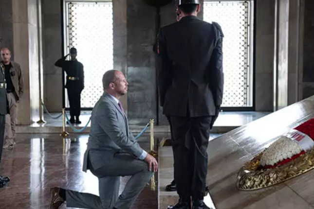 Belçikanın müdafiə naziri Atatürkün məzarında diz çökdü – Video