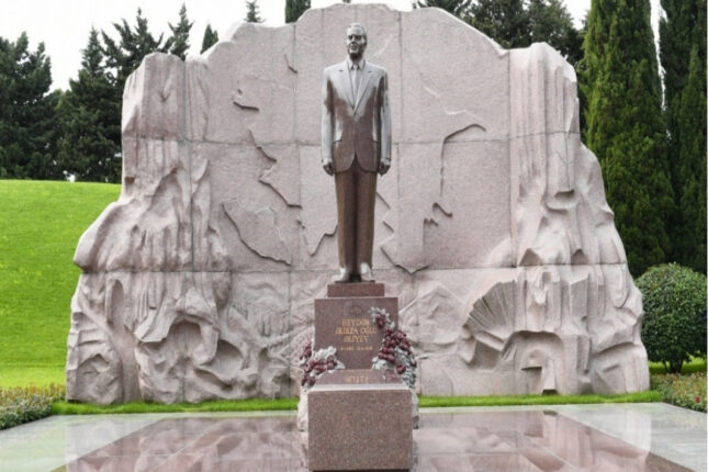 Berdiməhəmmədov Heydər Əliyevin məzarını ziyarət etdi