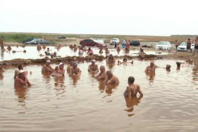 Zığ gölünə kütləvi axın: Doğrudan da müalicəvidir? – VİDEO