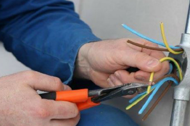 “Moyka”da işləyən şəxsi “tok” vurub öldürdü