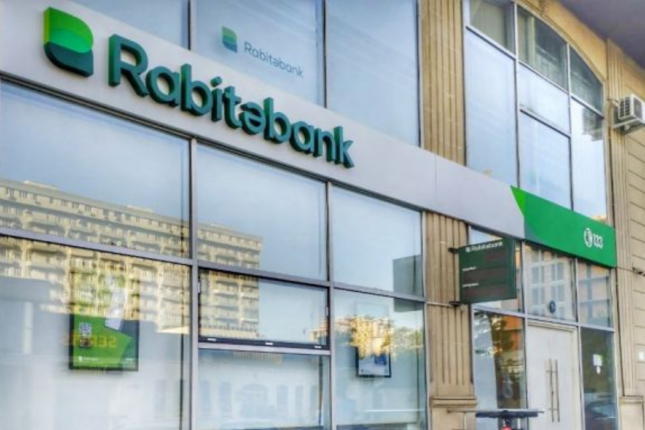 Müştərilər pullarını Abdullayevin kürəkəninin bankından geri götürürlər