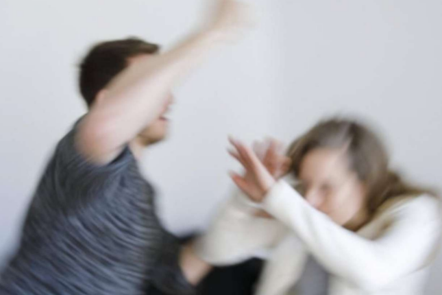 Kişi iki manata görə arvadını döydü