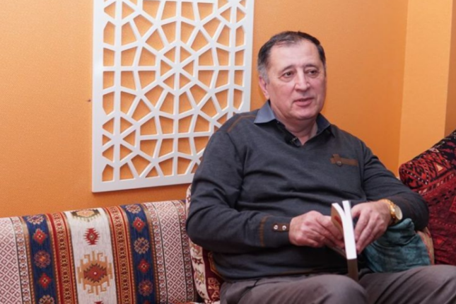 Baba Vəziroğlu: “Televiziyalar güzgümüzdür, səviyyəsizdirsə, deməli, biz də səviyyəsizik…”