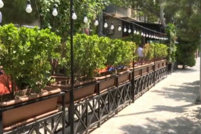 Yasamalda restoran piyadaların yolunu zəbt edib – VİDEO