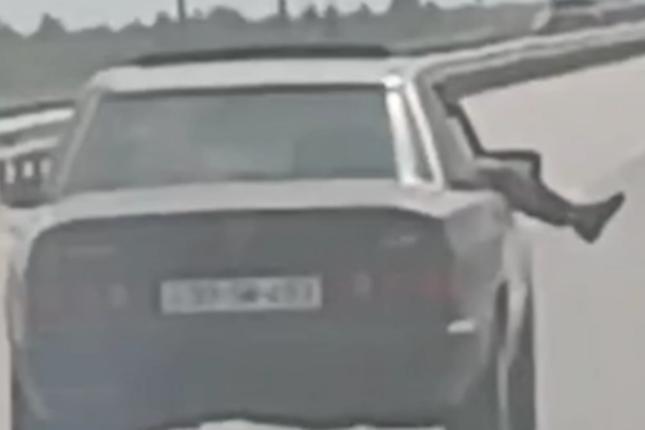 Ayağını pəncərədən çıxaran sərnişin cəzalandırıldı – VİDEO