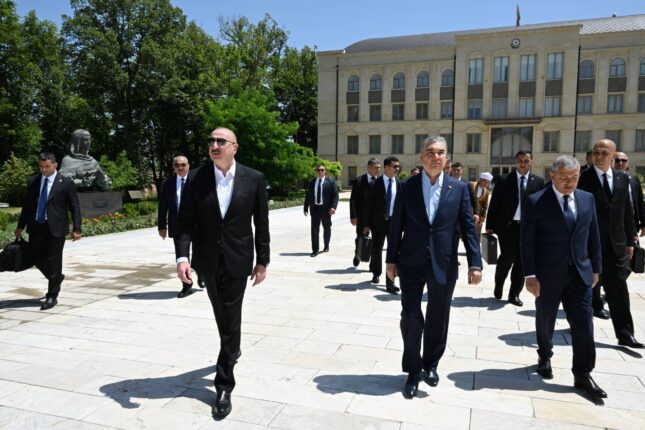 Güllələnmiş heykəllərə baxdılar – Fotolar – Yenilənib