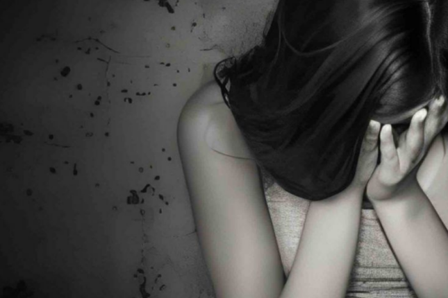 Rəfiqələrini evə gətirmək istəyən qadın sevgilisi tərəfindən döyüldü