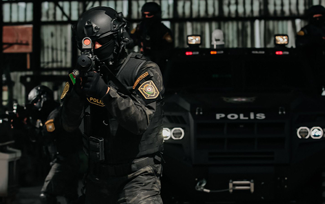 Gəncədə axtarışda olan şəxs polisə silahlı müqavimət göstərdi