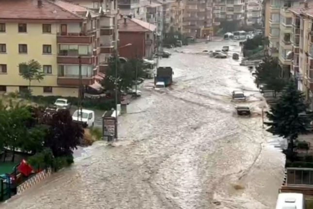 Ankarada DAŞQIN: Evlər su altındı qaldı