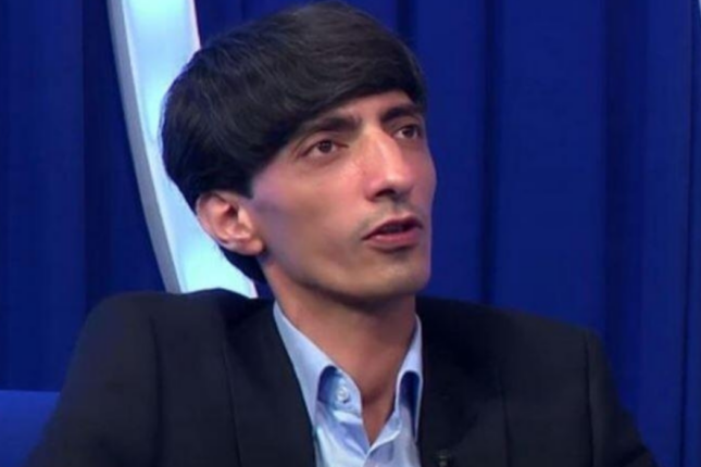 Balaəliylə foto çəkdirmək üçün çimərlikdə “növbəyə düzüldülər” – VİDEO