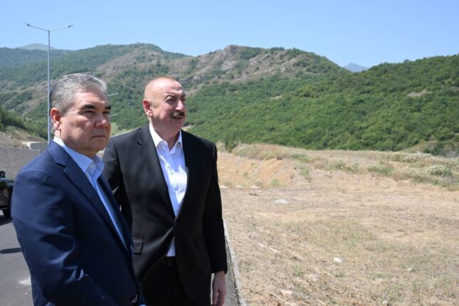 Daşaltı kəndinin fonunda – Fotolar