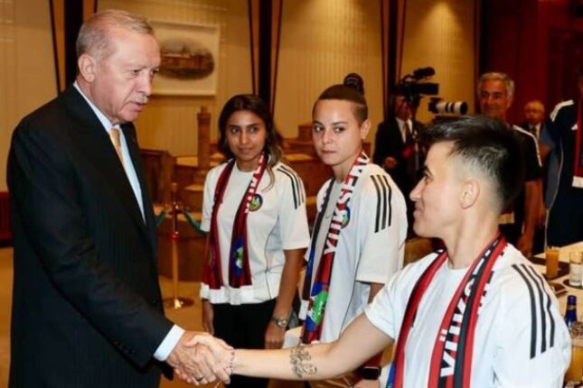 Ərdoğan Azərbaycan futbolçuları ilə görüşdü – FOTO