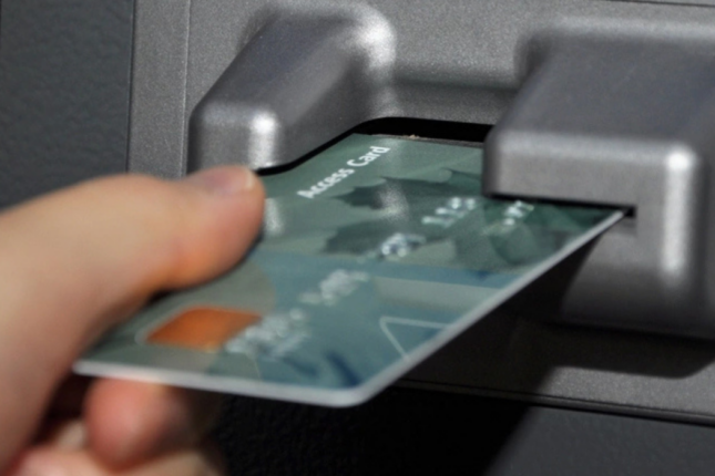 Gözünün qarşısında 2000 manat pulunu oğurladırlar – DETALLAR (VİDEO)