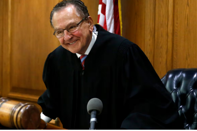 “Dünyanın ən ədalətli hakimi” vəfat etdi – VİDEO