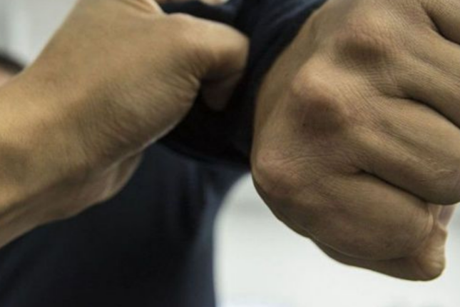 Avtobusda siqaret çəkən sürücü ona irad bildirən sərnişini döydü – CƏZA