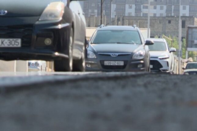 Bu yolda sürücülər istiqaməti ayırd edə bilmirlər – Video