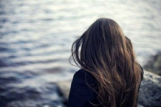 18 yaşlı qız özünü binadan atdı – Foto