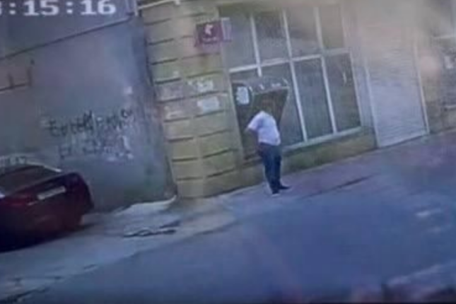 Bakıda gündüz vaxtı maşına hücum etdilər – VİDEO