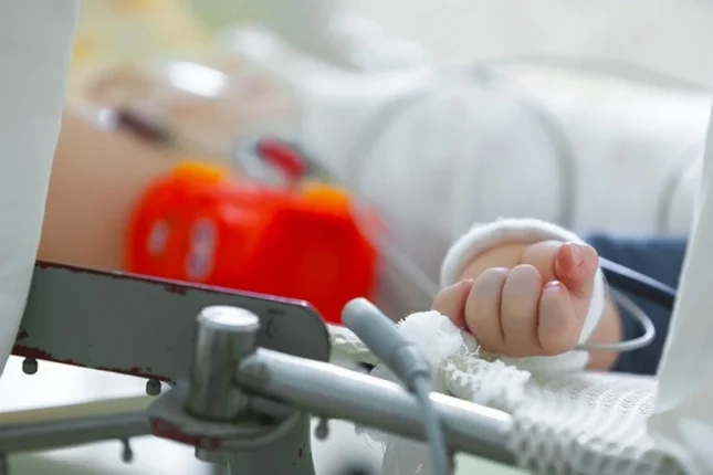 Ağdamda atanın işgəncə verdiyi körpələrdən biri komadadır