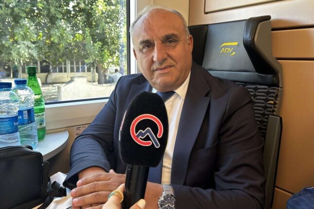 Xanəndə qatarda muğam ifa etdi – VİDEO