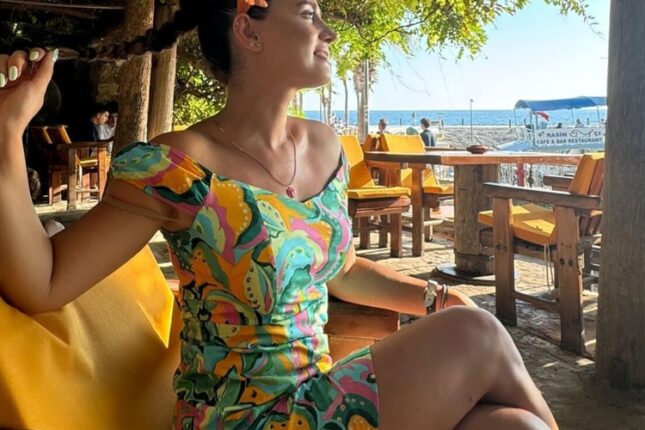 “Komedixana”nın aktrisasının dərin yarıqlı libası və rəqsi MÜZAKİRƏ YARATDI – VİDEO