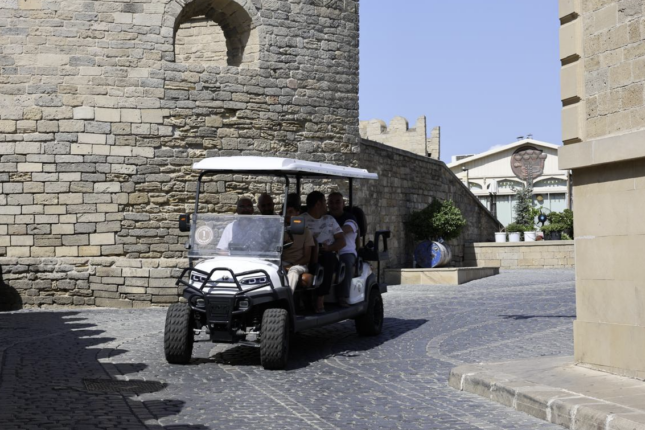 İçərişəhərdə avtobus: Gedişhaqqı 1 manat – FOTO