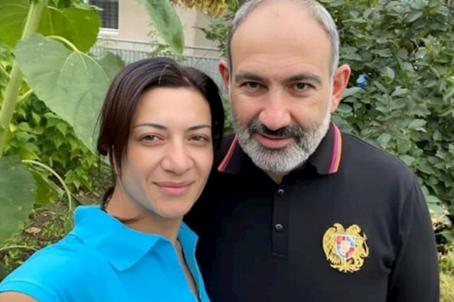 Paşinyan və xanımı musiqi alətində ifa etməyi öyrənir