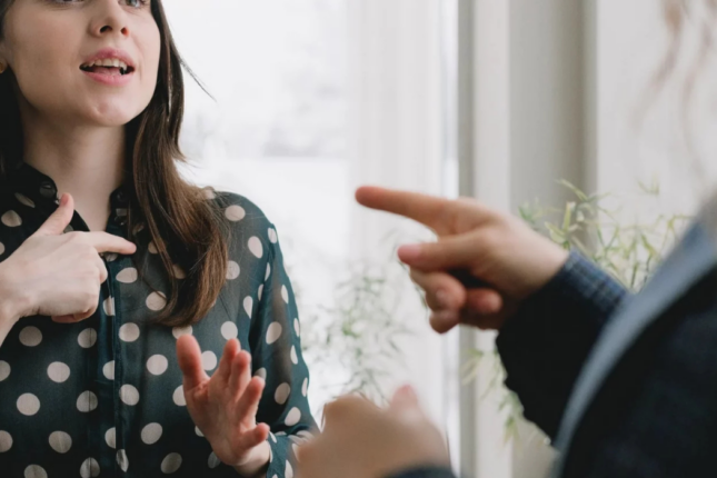 Sizə yalan danışıldığını necə anlamaq olar? – Bədən dilinin 10 əlaməti