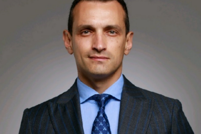 Çıxışları ilə gündəm olan Fərhad Pərvizi vəzifəsindən azad edilib – İDDİA