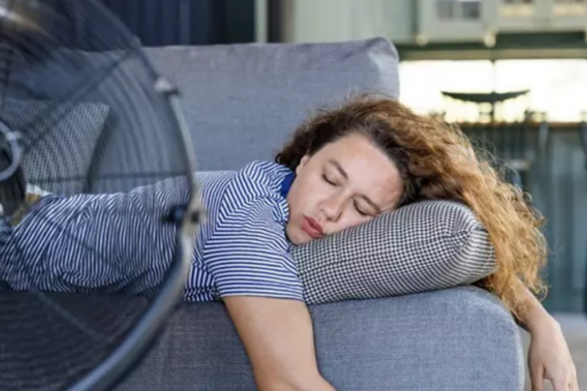 “Ventilyator” və ya kondisioner qarşısında yatmaq insanı xəstələndirirmi?